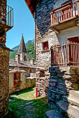 Val Bregaglia - Savogno. Le caratteristiche abitazioni in pietra.